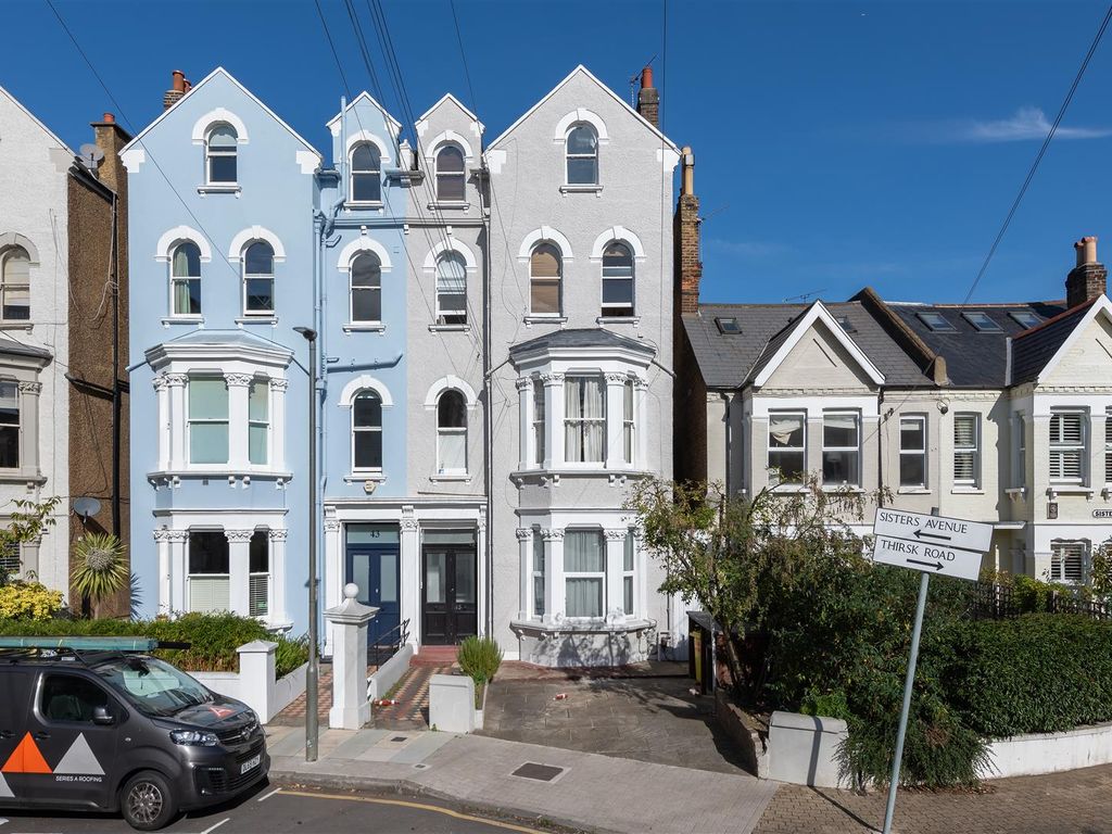 1 bed flat for sale in Sisters Avenue, London SW11, £325,000