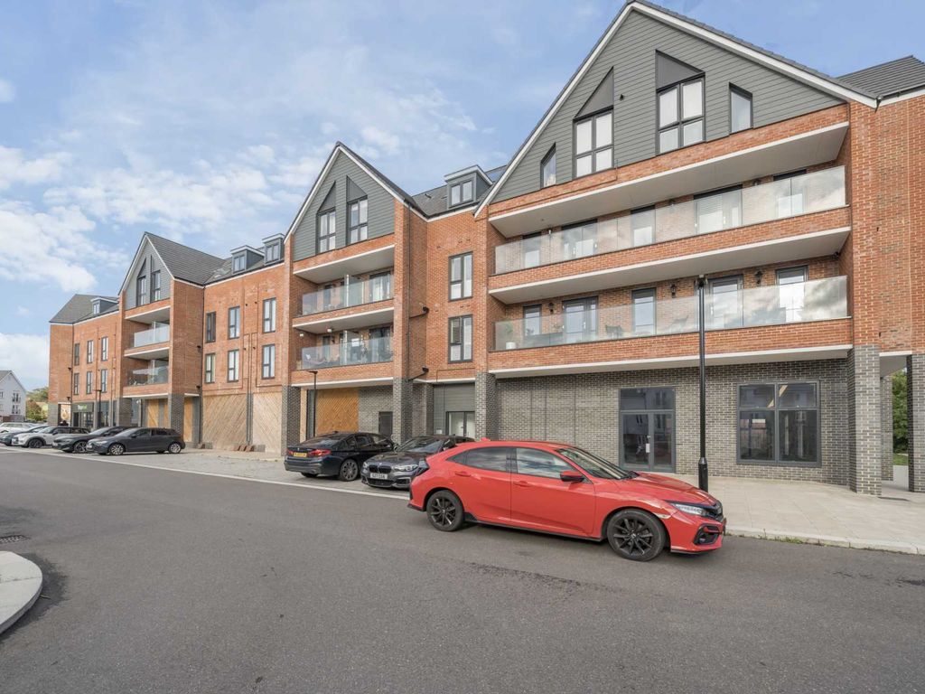 1 bed flat for sale in Beechey Place, Wokingham RG40, £230,000