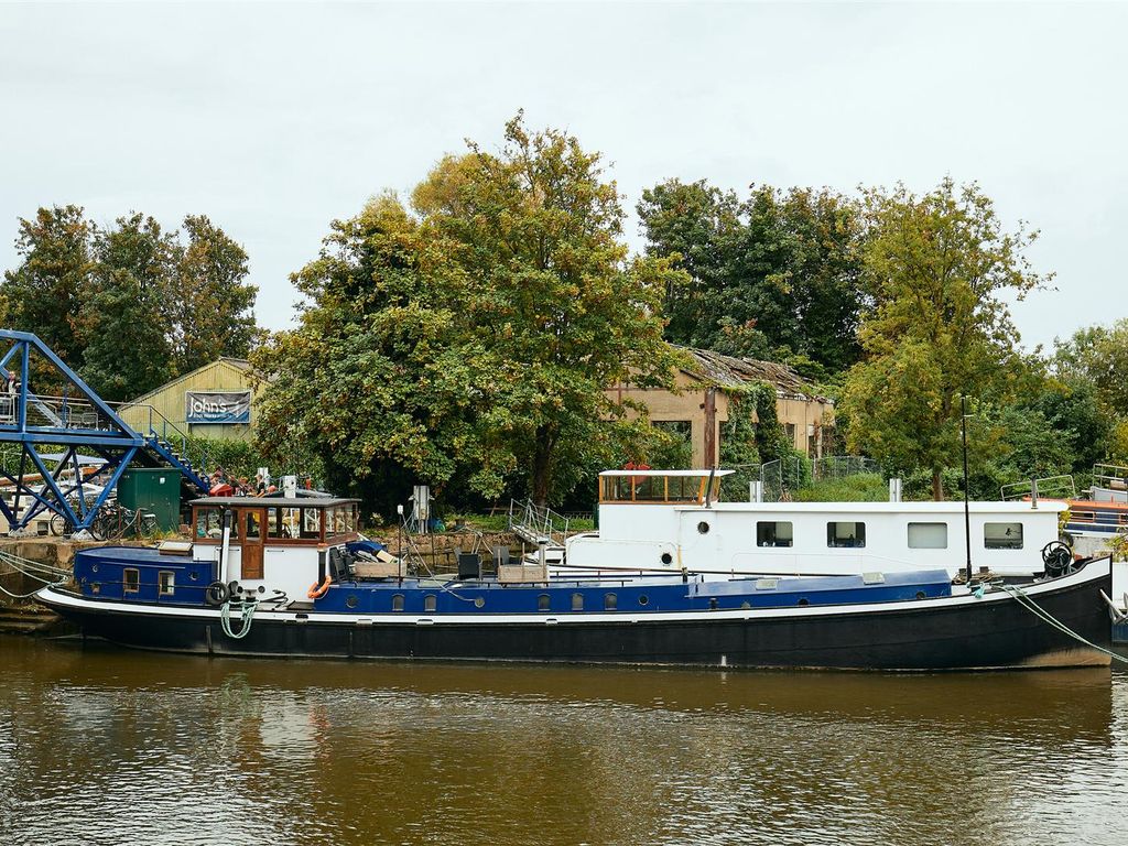 2 bed houseboat for sale in Lots Ait, Brentford TW8, £190,000