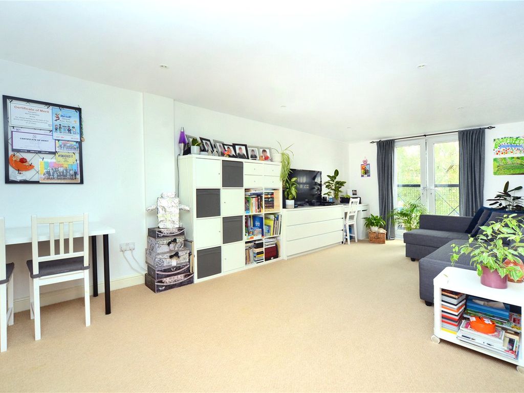 1 bed flat for sale in High Street, Banstead, Surrey SM7, £249,950