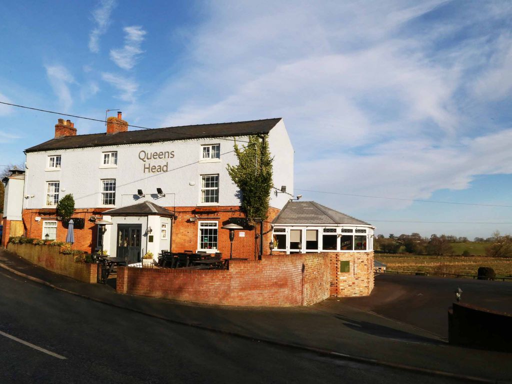 Pub/bar for sale in Queens Head, Oswestry SY11, £795,000