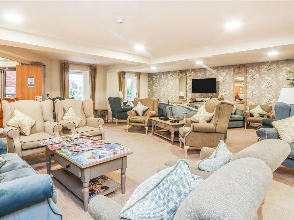 1 bed flat for sale in Saxon Gardens, Penn Street, Oakham, Rutland LE15, £235,000