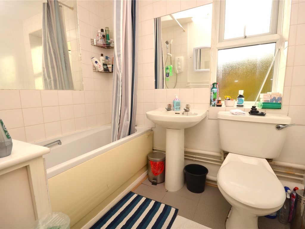 1 bed flat for sale in Whinchat, Aylesbury, Buckinghamshire HP19, £170,000