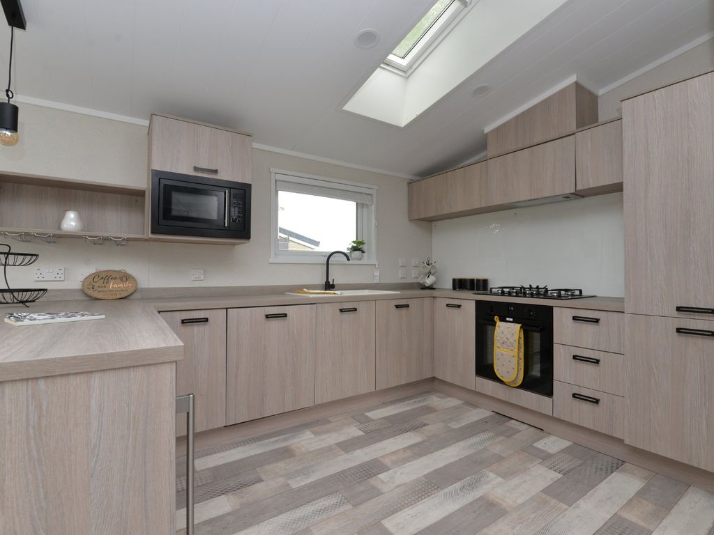 2 bed mobile/park home for sale in Rowan, Bashley Park, Sway Road, New Milton BH25, £184,995