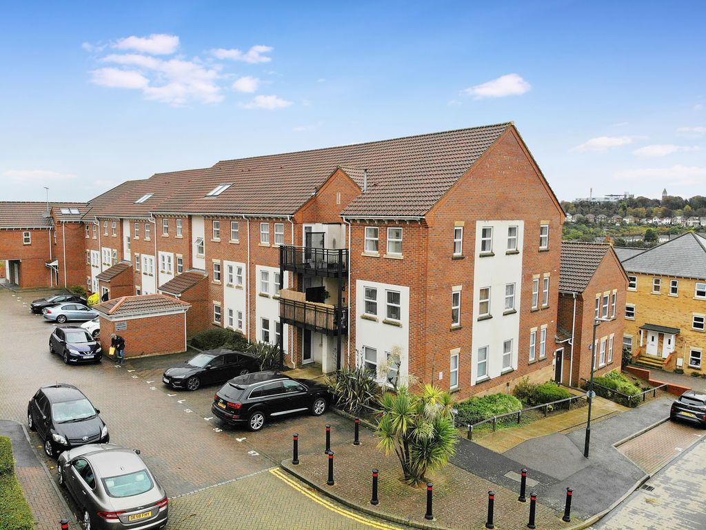2 bed flat for sale in Mary Court, Chatham ME4, £190,000