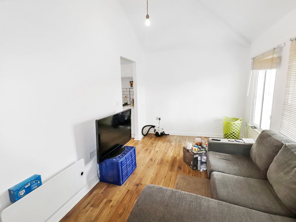 1 bed flat for sale in Woolwich Road, London SE2, £260,000