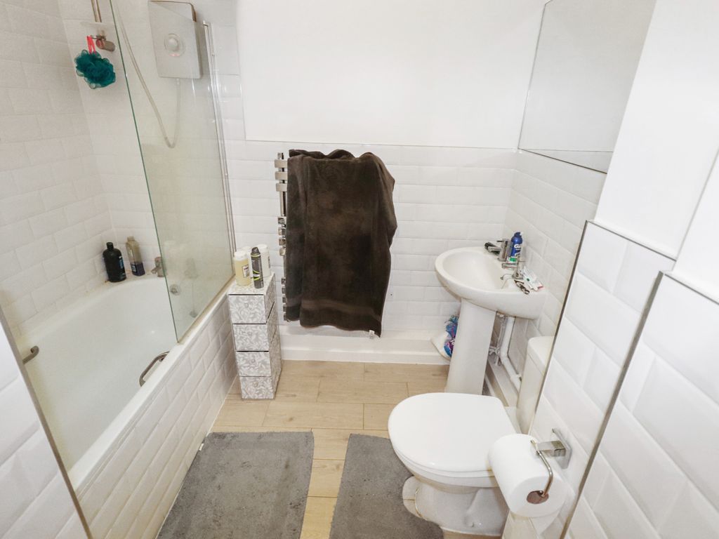 1 bed flat for sale in Woolwich Road, London SE2, £260,000