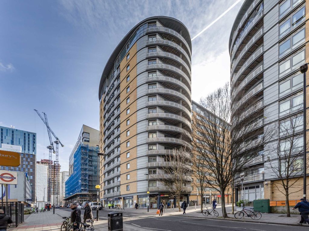 1 bed flat for sale in Victoria Road, London W3, £290,000