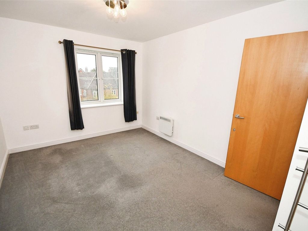 2 bed flat for sale in Riverside Drive, Lincoln, Lincolnshire LN5, £145,000