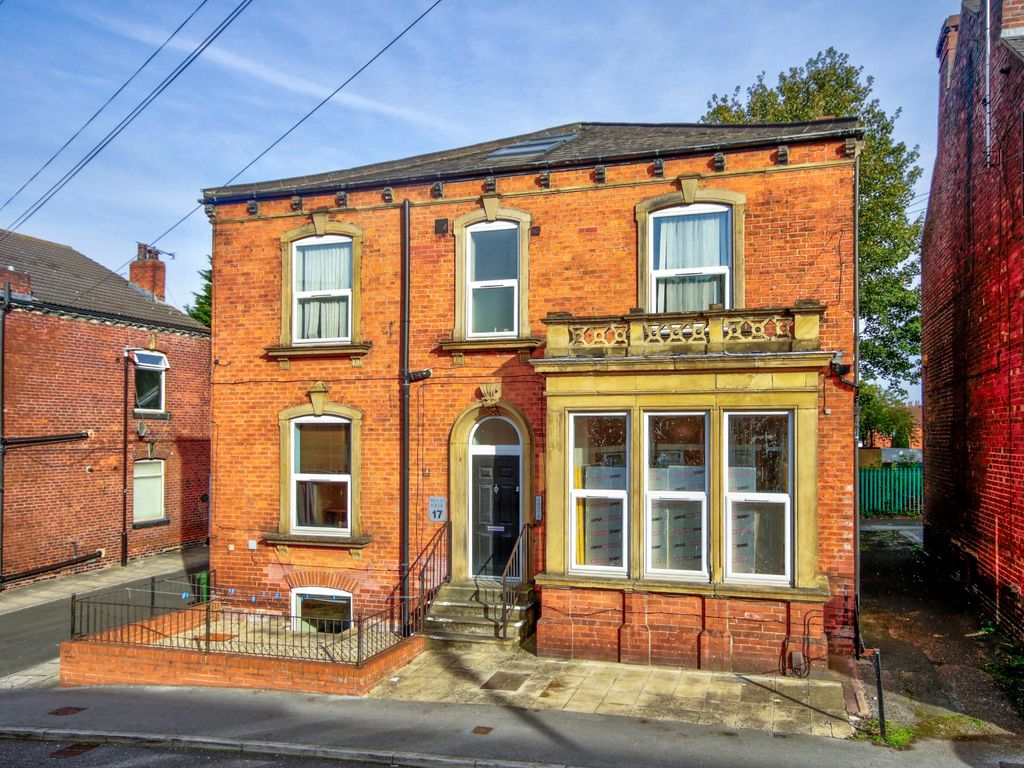2 bed flat for sale in Wesley Road, Leeds, West Yorkshire LS12, £120,000