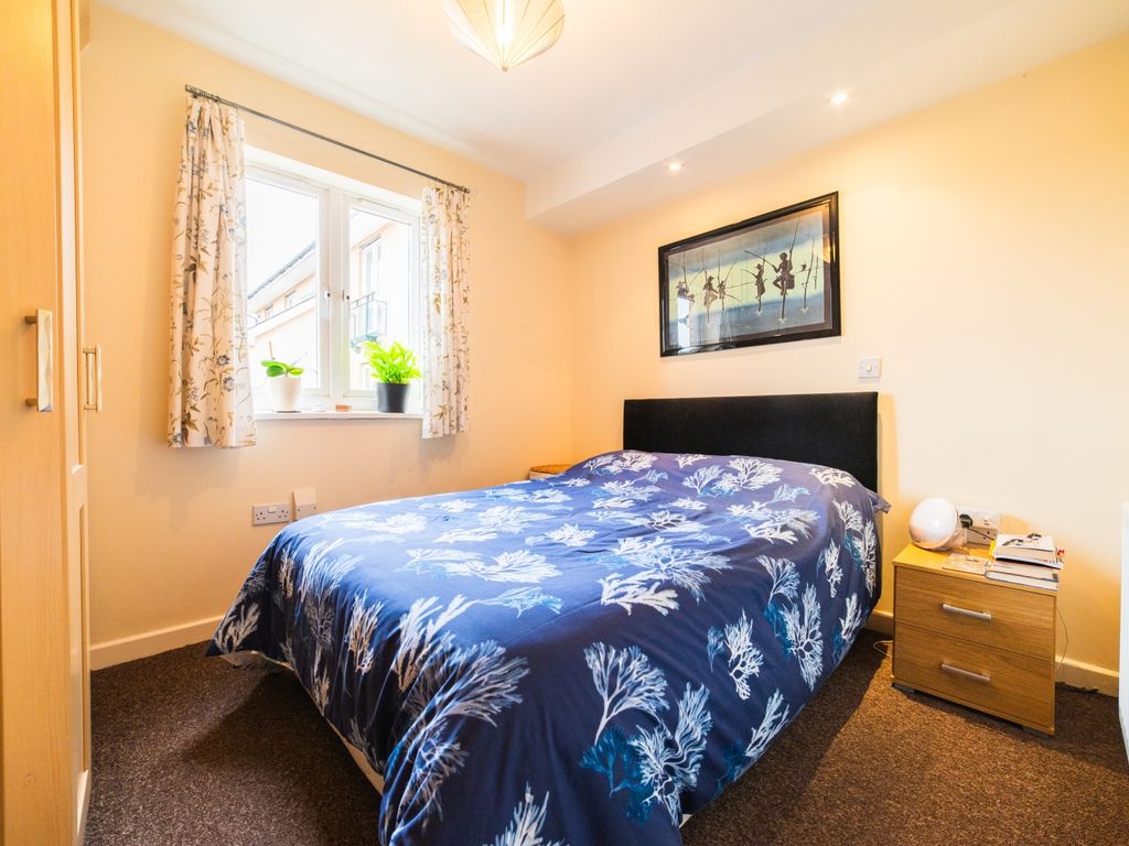 2 bed flat for sale in Ffordd Garthorne, Cardiff CF10, £180,000
