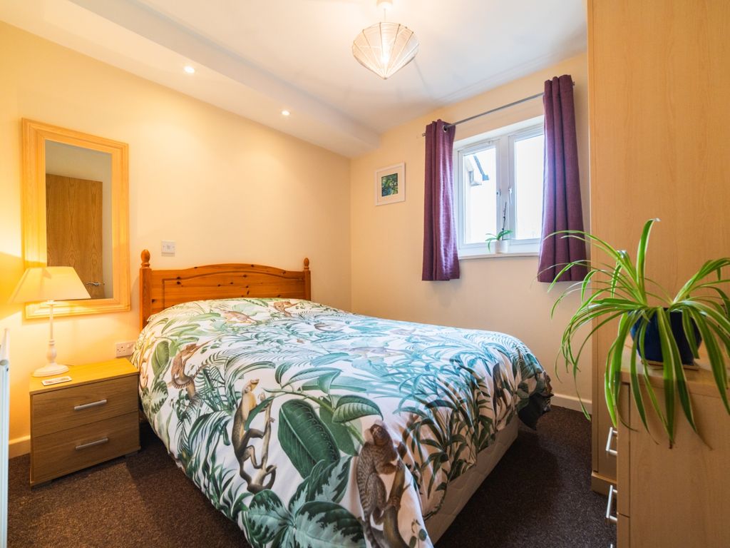 2 bed flat for sale in Ffordd Garthorne, Cardiff CF10, £180,000