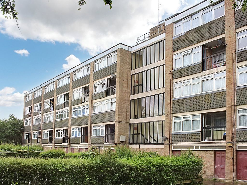 3 bed maisonette for sale in Woking, Surrey GU21, £260,000