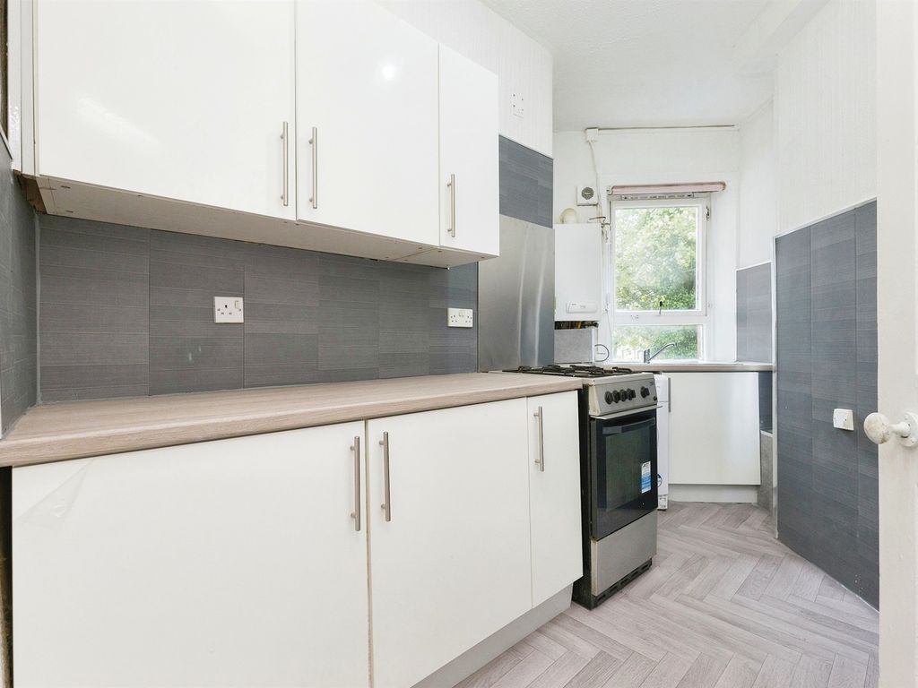 2 bed flat for sale in Dixon Road, Glasgow G42, £105,000