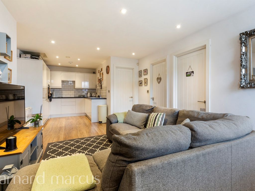 2 bed maisonette for sale in Manor Road, Wallington SM6, £300,000