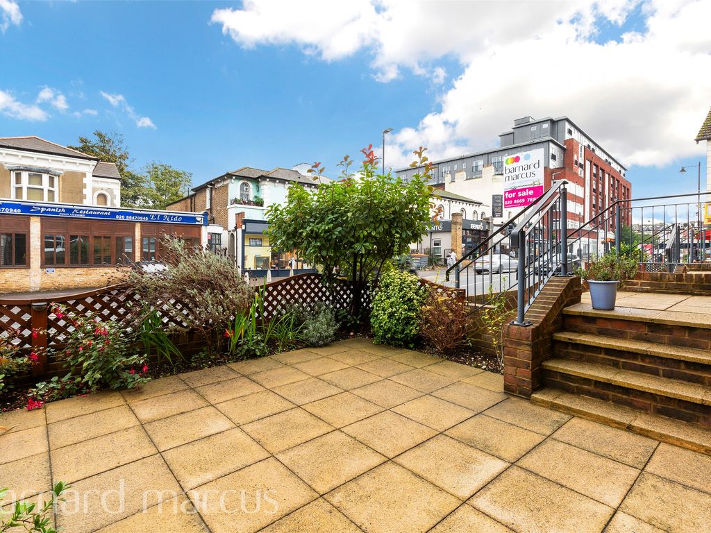 2 bed maisonette for sale in Manor Road, Wallington SM6, £300,000