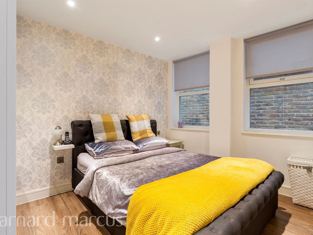 2 bed maisonette for sale in Manor Road, Wallington SM6, £300,000