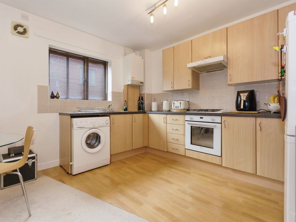 2 bed flat for sale in Shorters Avenue, Birmingham B14, £42,500