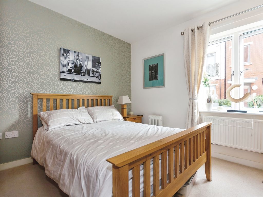 2 bed flat for sale in Shorters Avenue, Birmingham B14, £42,500