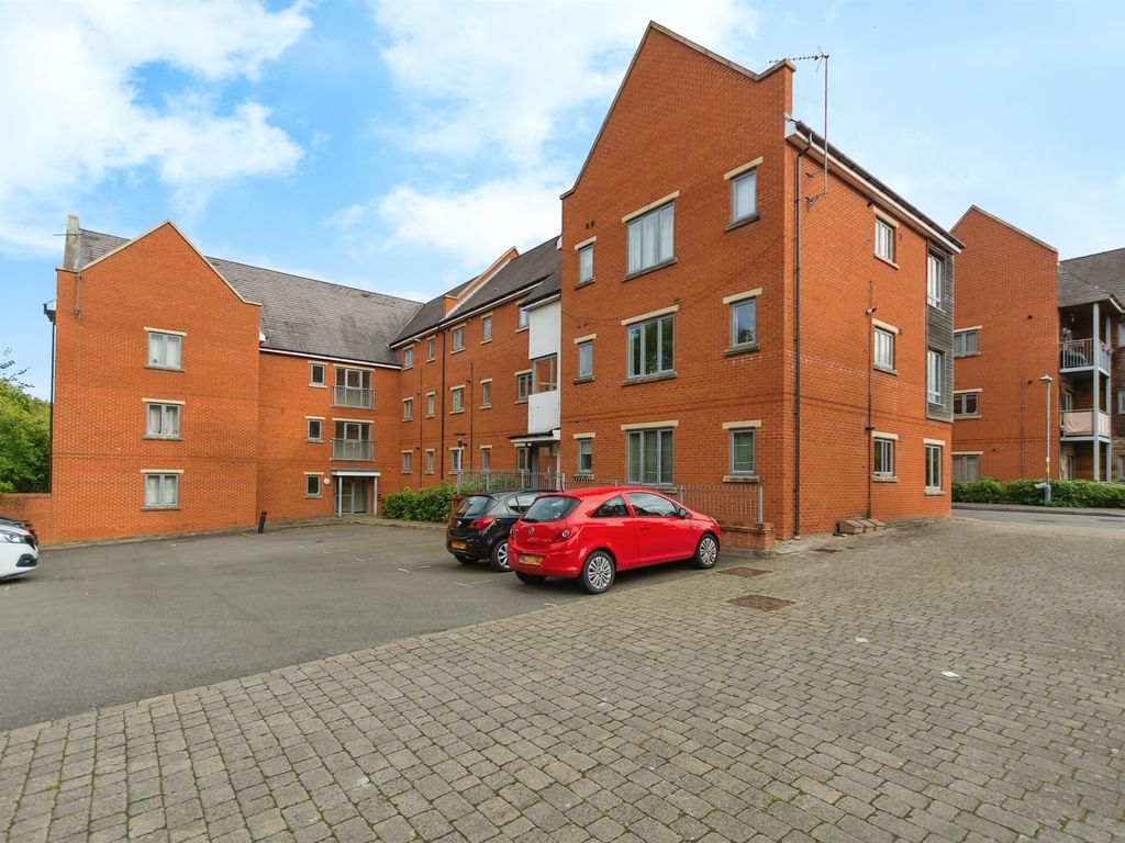 2 bed flat for sale in Shorters Avenue, Birmingham B14, £42,500