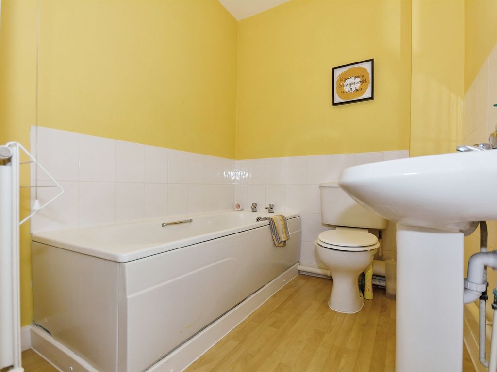 2 bed flat for sale in Shorters Avenue, Birmingham B14, £42,500