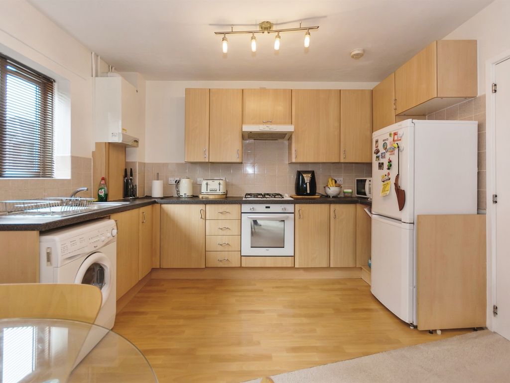 2 bed flat for sale in Shorters Avenue, Birmingham B14, £42,500