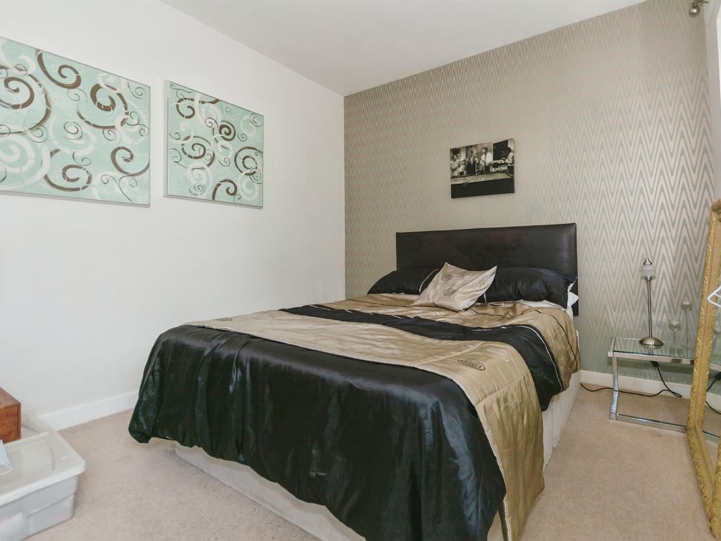 2 bed flat for sale in Shorters Avenue, Birmingham B14, £42,500