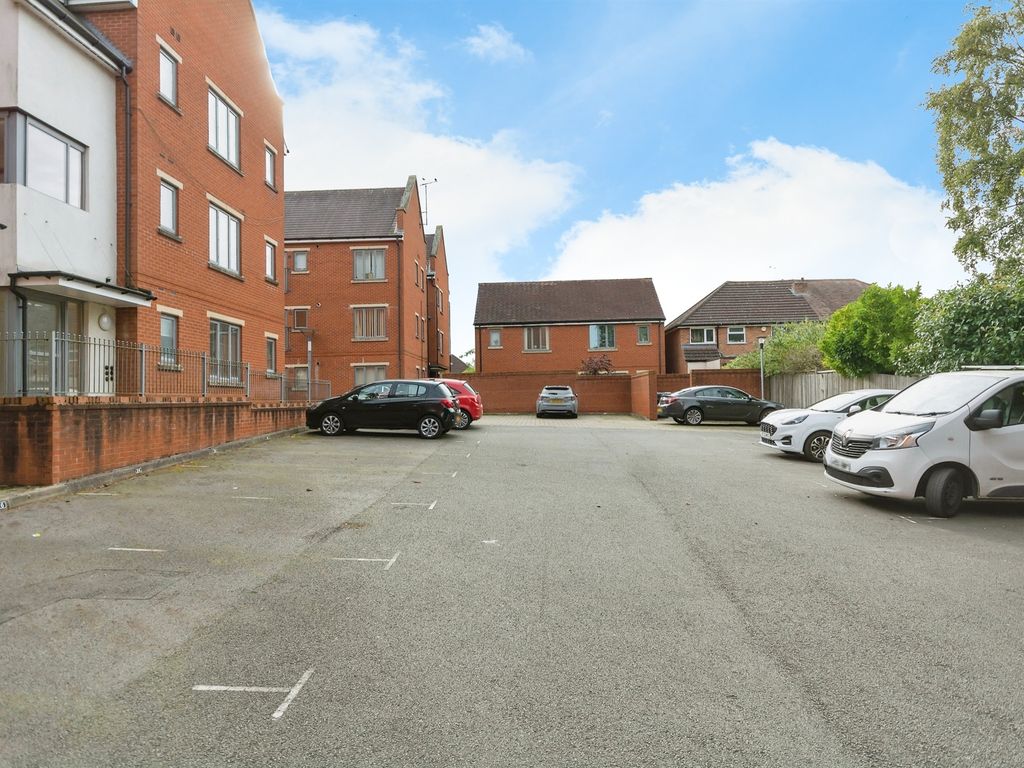 2 bed flat for sale in Shorters Avenue, Birmingham B14, £42,500