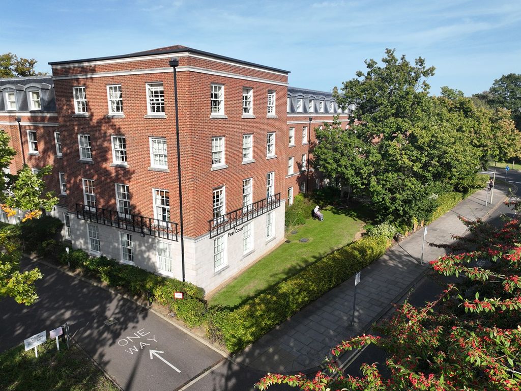 1 bed flat for sale in College Way, Welwyn Garden City AL8, £300,000
