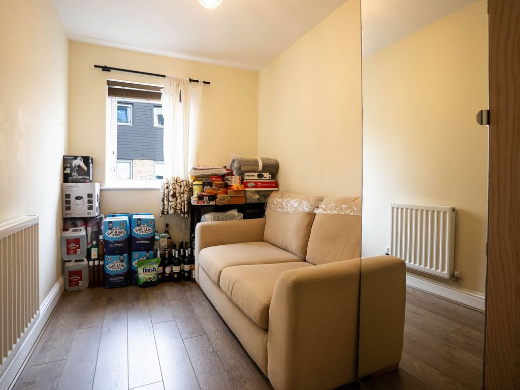 2 bed flat for sale in Alice Bell Close, Cambridge CB4, £280,000