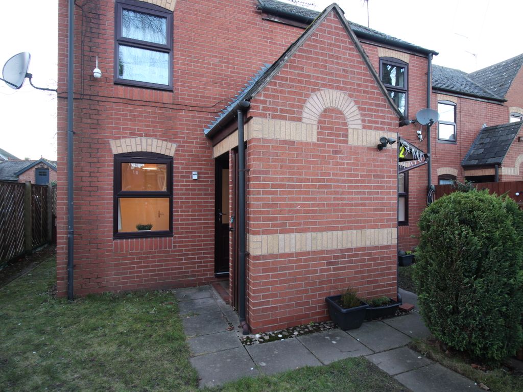 2 bed flat to rent in Rangemore Street, Burton On Trent DE14, £695 pcm