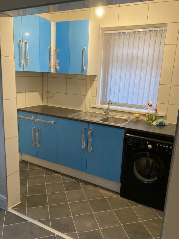 2 bed semi-detached house to rent in Swires Road, Bradford BD2, £750 pcm