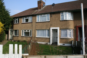 2 bed flat to rent in Berwick Avenue, Hayes UB4, £1,600 pcm