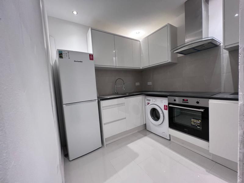 2 bed flat to rent in Bennett Road, Chadwell Heath RM6, £1,798 pcm