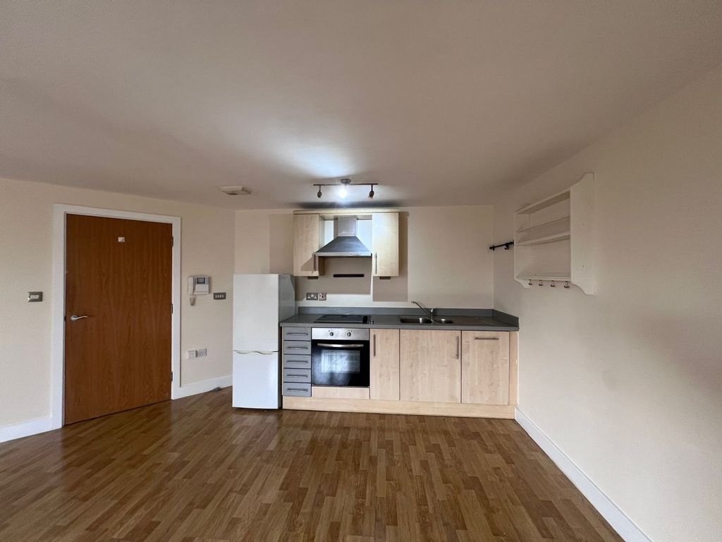 2 bed flat to rent in Bevan Court, Dunlop Street, Latchford WA4, £900 pcm