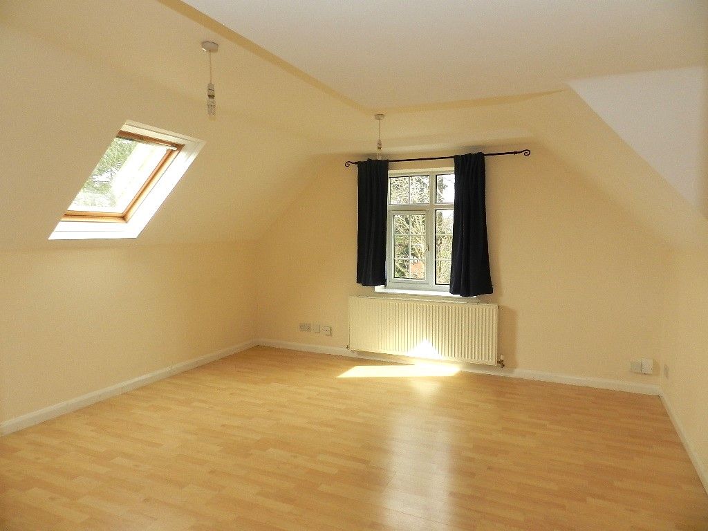 2 bed flat to rent in Epsom Road, Merrow GU1, £1,350 pcm