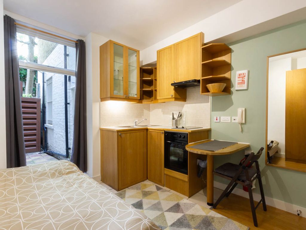 Studio to rent in Gloucester Street, Pimlico, London SW1V, £1,820 pcm