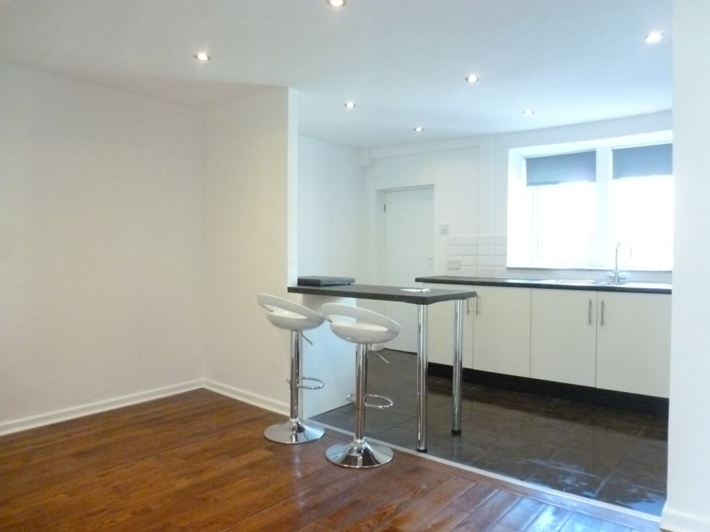 3 bed cottage to rent in Queens Square, Hoddlesden BB3, £895 pcm