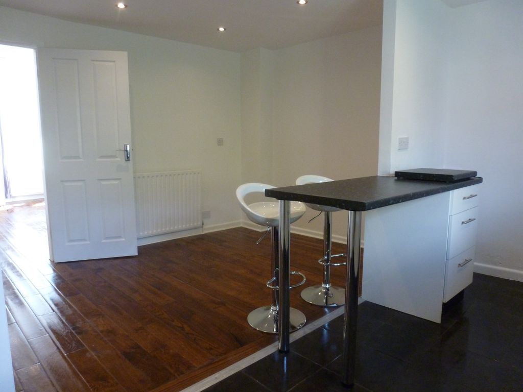 3 bed cottage to rent in Queens Square, Hoddlesden BB3, £895 pcm