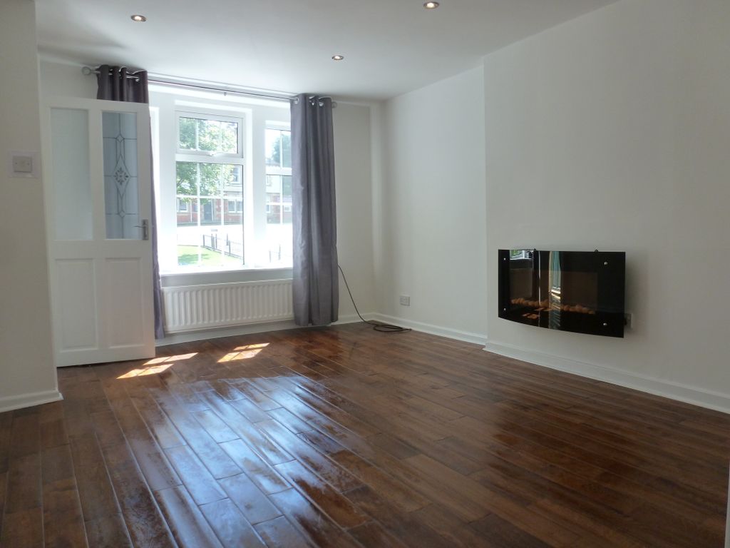 3 bed cottage to rent in Queens Square, Hoddlesden BB3, £895 pcm