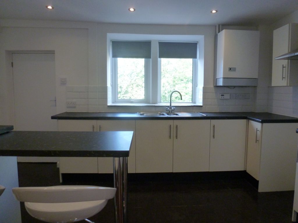 3 bed cottage to rent in Queens Square, Hoddlesden BB3, £895 pcm