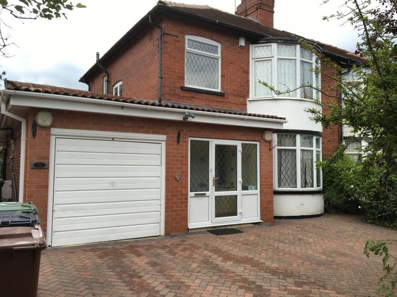 4 bed semi-detached house to rent in Avenue Gardens, Alwoodley LS17, £1,550 pcm