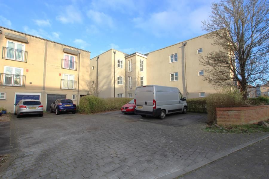 2 bed flat to rent in Strathearn Drive, Brentry, Bristol BS10, £1,350 pcm