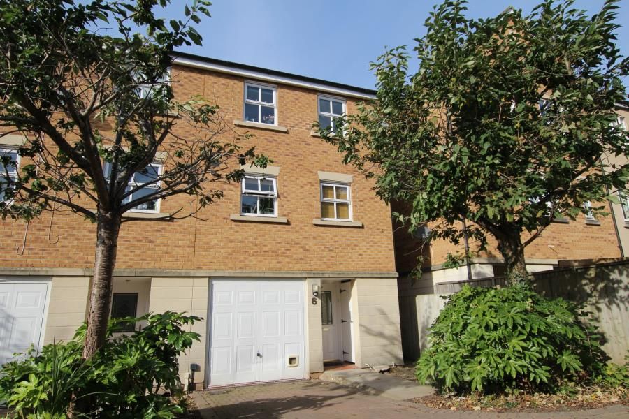 6 bed town house to rent in Wren Close, Stapleton, Bristol BS16, £4,440 pcm