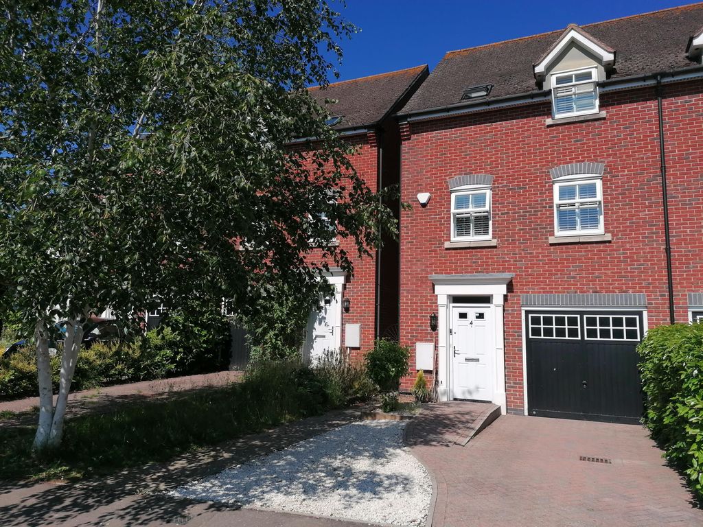 3 bed town house to rent in Saddlers Close, Billingshurst RH14, £1,500 pcm