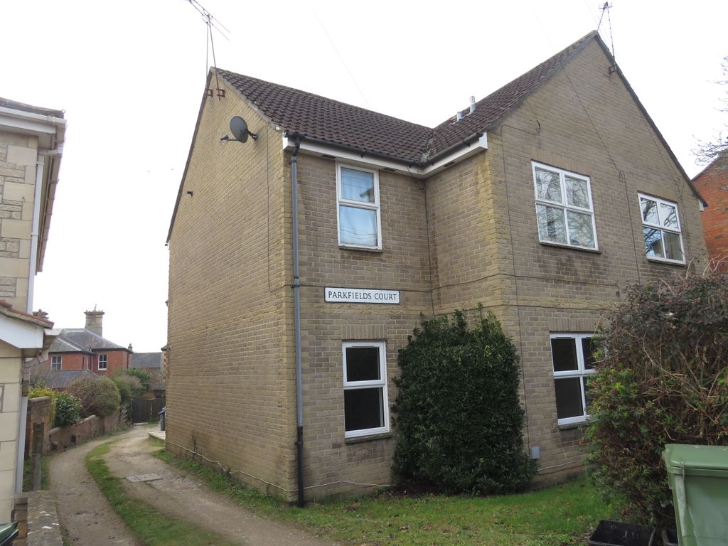 2 bed flat to rent in Parkfields, Chippenham SN15, £900 pcm