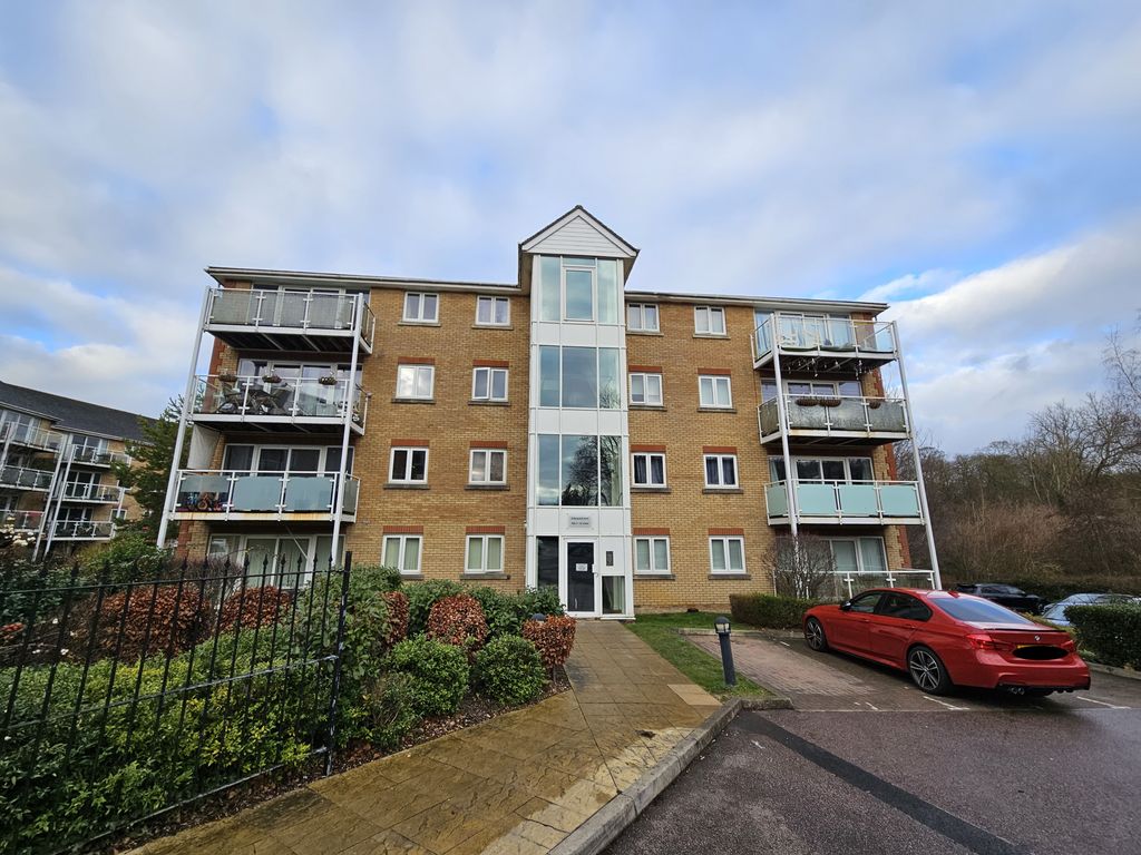 2 bed flat to rent in Foxglove Way, Luton LU3, £1,200 pcm