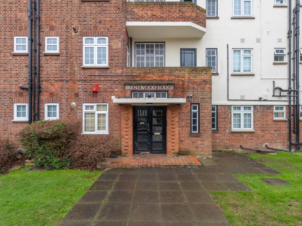 2 bed flat to rent in Danscroft, Hendon NW4, £2,500 pcm