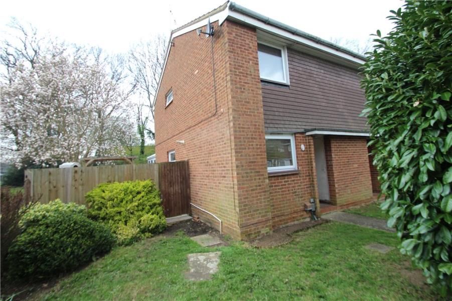 2 bed terraced house to rent in Farnley, Woking GU21, £1,650 pcm