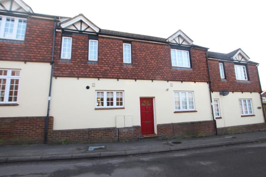 2 bed terraced house to rent in Connaught Road, Brookwood, Woking GU24, £1,450 pcm